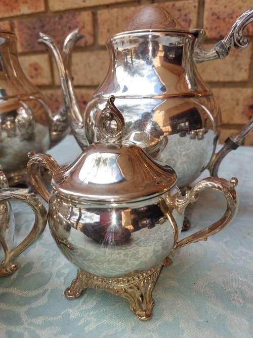 AN ANTIQUE F,B RODGERS SILVER COMPANY 1883 TRADEMARK SILVER PLATED TEAJUG SET