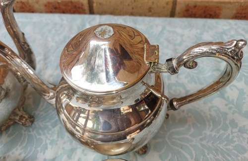 AN ANTIQUE F,B RODGERS SILVER COMPANY 1883 TRADEMARK SILVER PLATED TEAJUG SET