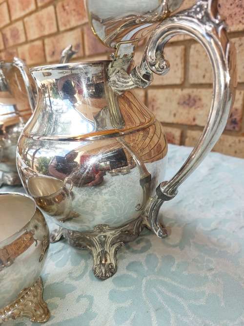AN ANTIQUE F,B RODGERS SILVER COMPANY 1883 TRADEMARK SILVER PLATED TEAJUG SET