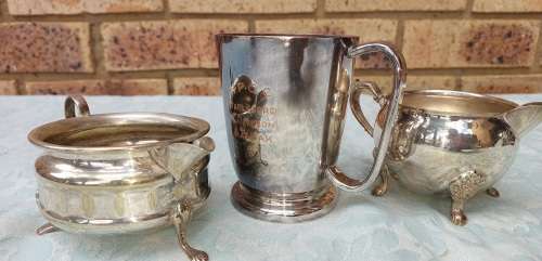 A MIXED VINTAGE JOBLOT MILK JUGS AND A BEER MUG ALL EPNS SOLD AS IS