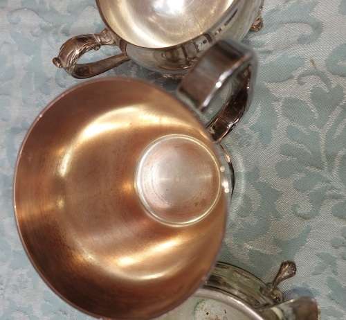 A MIXED VINTAGE JOBLOT MILK JUGS AND A BEER MUG ALL EPNS SOLD AS IS