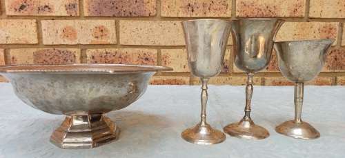 A MIXED VINTAGE JOB LOT WINE FLUTES AND A SERVING BOWL ALL SILVER PLATED SOLD AS IS