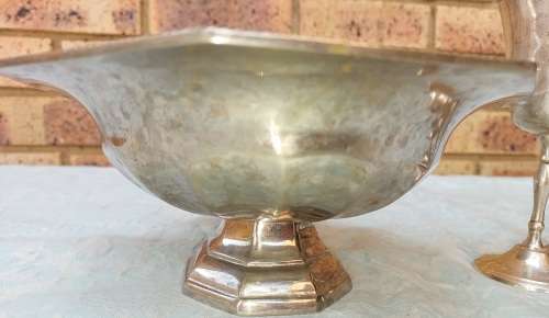 A MIXED VINTAGE JOB LOT WINE FLUTES AND A SERVING BOWL ALL SILVER PLATED SOLD AS IS