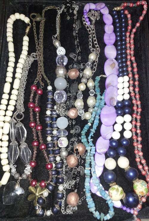 A BEAUTIFUL COLLECTION JOB LOT COSTUME NECKLACES SOLD AS IS