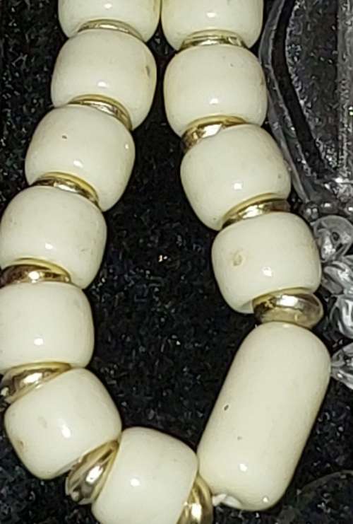 A BEAUTIFUL COLLECTION JOB LOT COSTUME NECKLACES SOLD AS IS