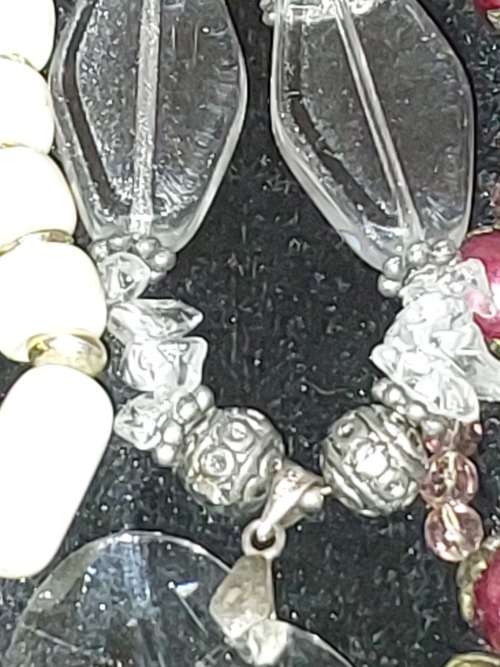 A BEAUTIFUL COLLECTION JOB LOT COSTUME NECKLACES SOLD AS IS