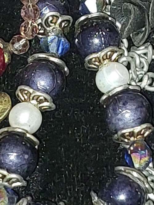 A BEAUTIFUL COLLECTION JOB LOT COSTUME NECKLACES SOLD AS IS