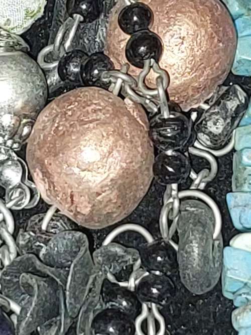 A BEAUTIFUL COLLECTION JOB LOT COSTUME NECKLACES SOLD AS IS