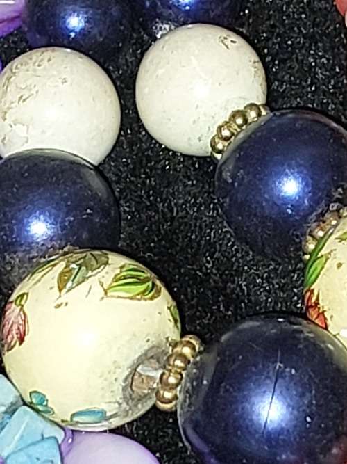 A BEAUTIFUL COLLECTION JOB LOT COSTUME NECKLACES SOLD AS IS