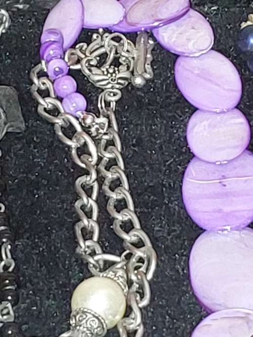 A BEAUTIFUL COLLECTION JOB LOT COSTUME NECKLACES SOLD AS IS