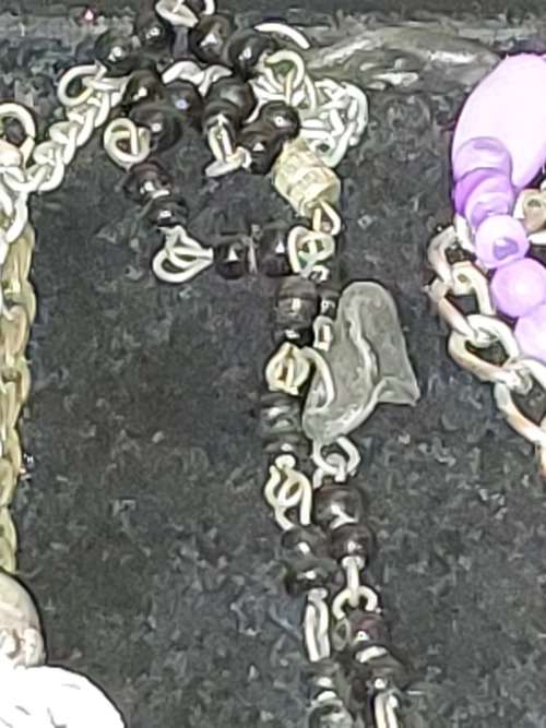 A BEAUTIFUL COLLECTION JOB LOT COSTUME NECKLACES SOLD AS IS