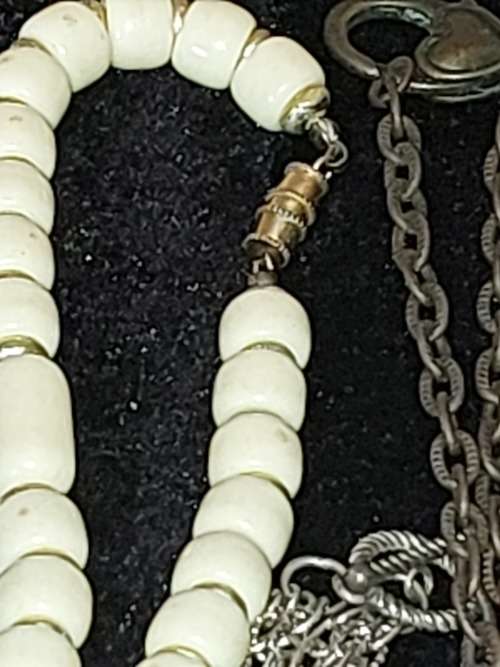 A BEAUTIFUL COLLECTION JOB LOT COSTUME NECKLACES SOLD AS IS