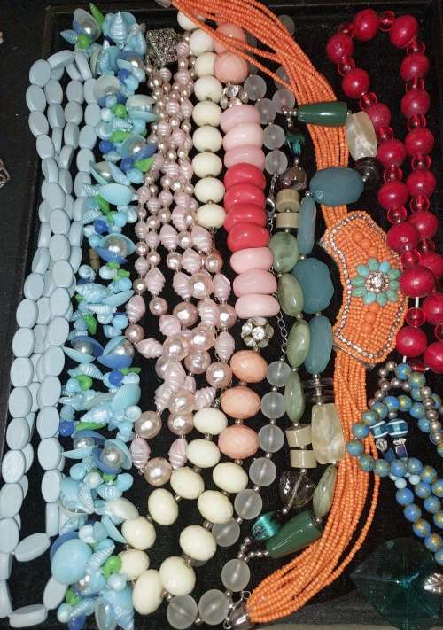 A VINTAGE COLLECTION JOB LOT IMMIGRATING LADIES HIGH QUALITY COSTUME NECKLACES SOLD AS IS