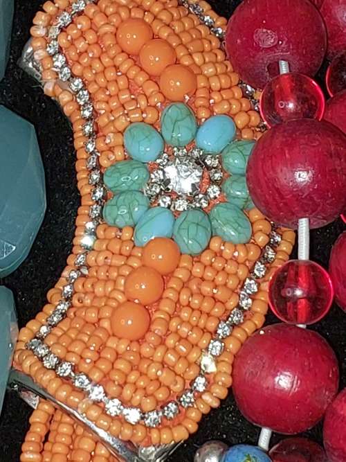 A VINTAGE COLLECTION JOB LOT IMMIGRATING LADIES HIGH QUALITY COSTUME NECKLACES SOLD AS IS