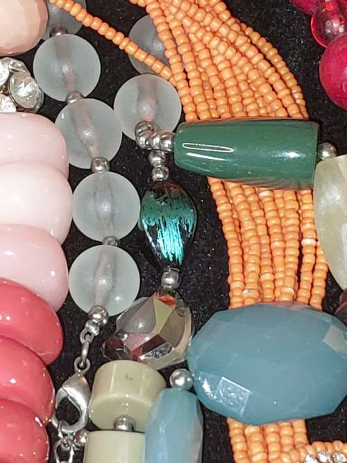 A VINTAGE COLLECTION JOB LOT IMMIGRATING LADIES HIGH QUALITY COSTUME NECKLACES SOLD AS IS