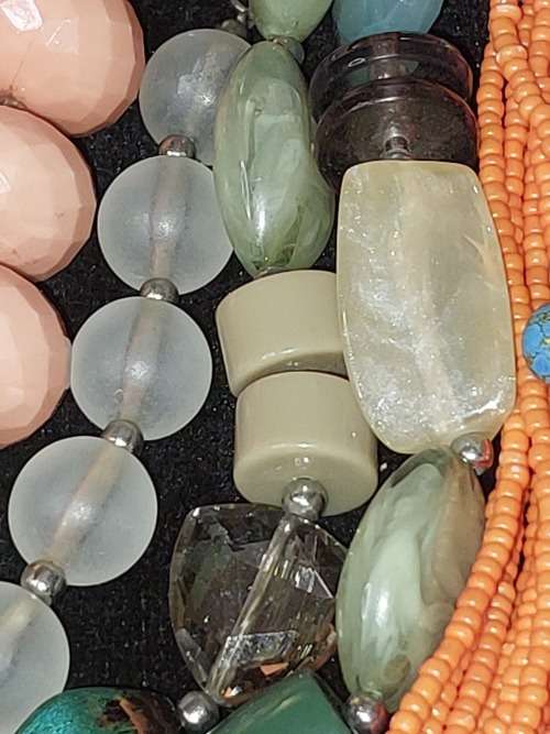 A VINTAGE COLLECTION JOB LOT IMMIGRATING LADIES HIGH QUALITY COSTUME NECKLACES SOLD AS IS