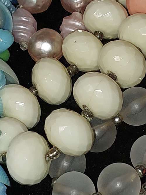 A VINTAGE COLLECTION JOB LOT IMMIGRATING LADIES HIGH QUALITY COSTUME NECKLACES SOLD AS IS