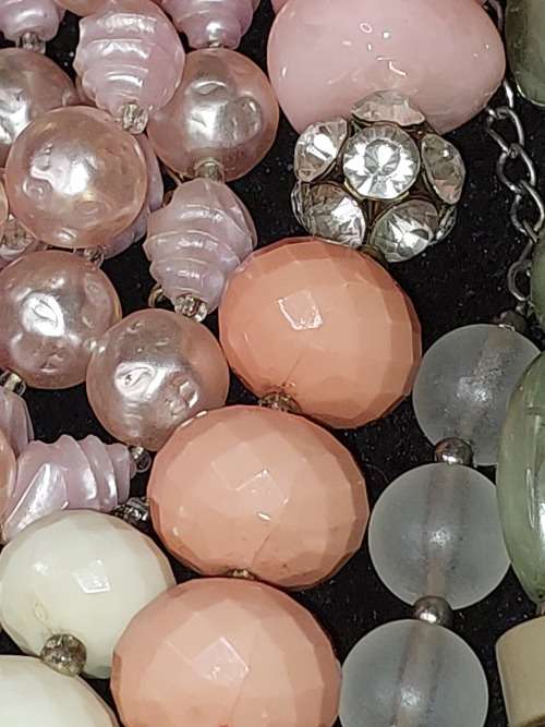 A VINTAGE COLLECTION JOB LOT IMMIGRATING LADIES HIGH QUALITY COSTUME NECKLACES SOLD AS IS