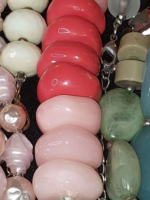 A VINTAGE COLLECTION JOB LOT IMMIGRATING LADIES HIGH QUALITY COSTUME NECKLACES SOLD AS IS