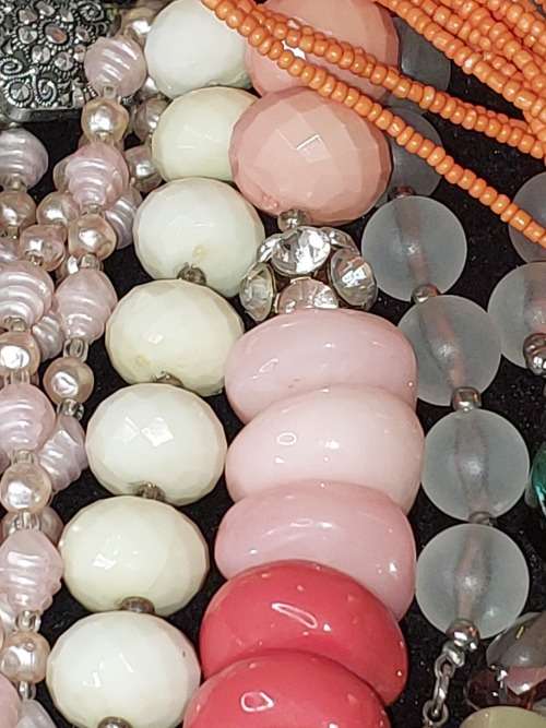 A VINTAGE COLLECTION JOB LOT IMMIGRATING LADIES HIGH QUALITY COSTUME NECKLACES SOLD AS IS