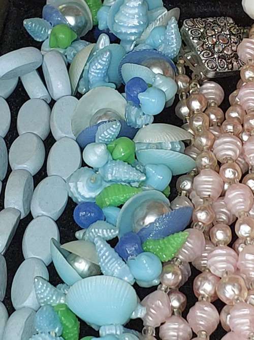 A VINTAGE COLLECTION JOB LOT IMMIGRATING LADIES HIGH QUALITY COSTUME NECKLACES SOLD AS IS