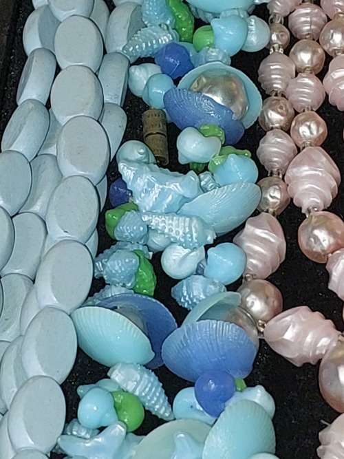 A VINTAGE COLLECTION JOB LOT IMMIGRATING LADIES HIGH QUALITY COSTUME NECKLACES SOLD AS IS