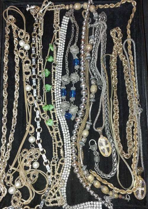 A BULK COLLECTION VINTAGE GOLDPLATED AND SILVER PLATED JEWELRY SOLD AS IS