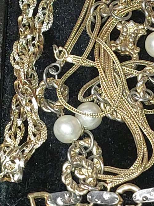 A BULK COLLECTION VINTAGE GOLDPLATED AND SILVER PLATED JEWELRY SOLD AS IS
