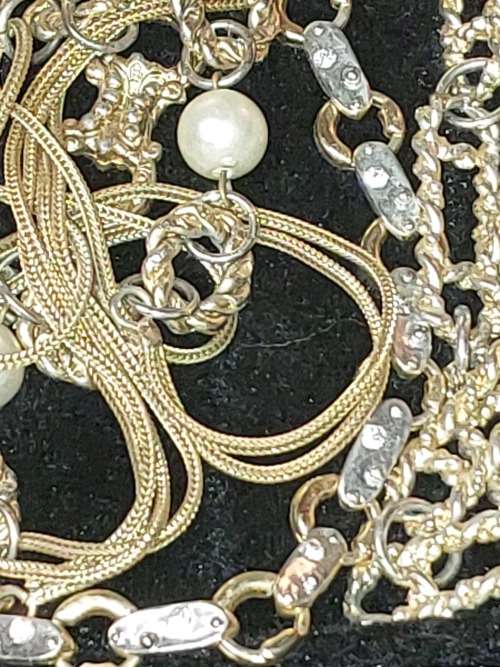 A BULK COLLECTION VINTAGE GOLDPLATED AND SILVER PLATED JEWELRY SOLD AS IS