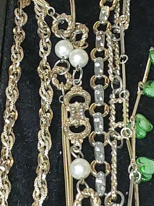 A BULK COLLECTION VINTAGE GOLDPLATED AND SILVER PLATED JEWELRY SOLD AS IS
