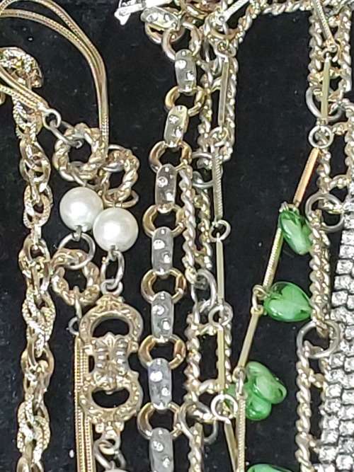 A BULK COLLECTION VINTAGE GOLDPLATED AND SILVER PLATED JEWELRY SOLD AS IS