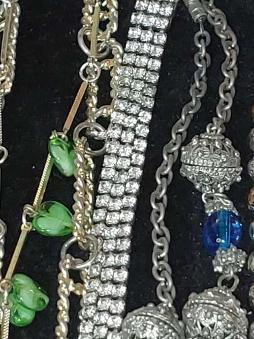A BULK COLLECTION VINTAGE GOLDPLATED AND SILVER PLATED JEWELRY SOLD AS IS