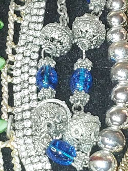 A BULK COLLECTION VINTAGE GOLDPLATED AND SILVER PLATED JEWELRY SOLD AS IS
