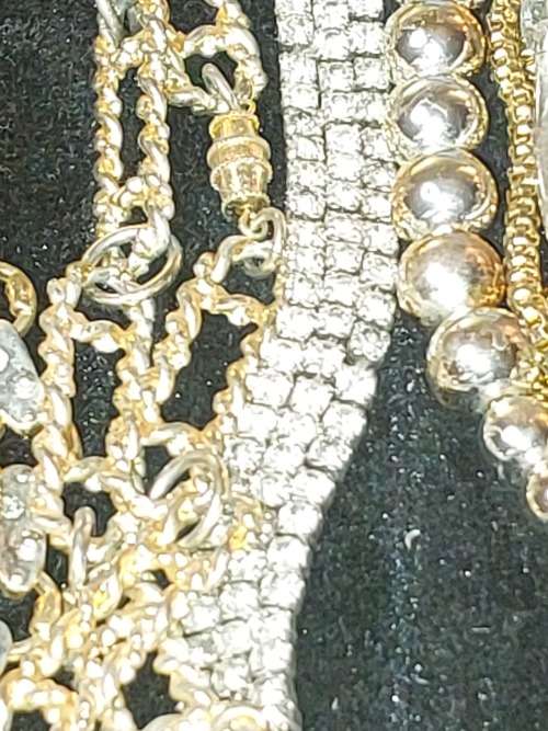 A BULK COLLECTION VINTAGE GOLDPLATED AND SILVER PLATED JEWELRY SOLD AS IS