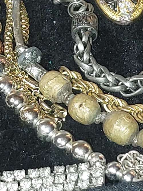 A BULK COLLECTION VINTAGE GOLDPLATED AND SILVER PLATED JEWELRY SOLD AS IS