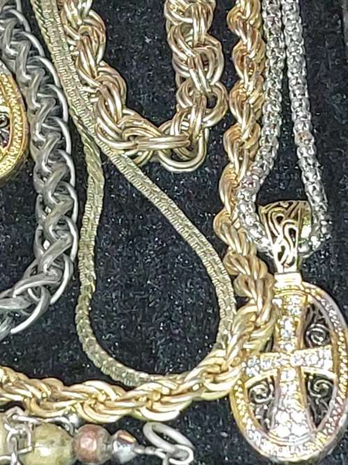 A BULK COLLECTION VINTAGE GOLDPLATED AND SILVER PLATED JEWELRY SOLD AS IS