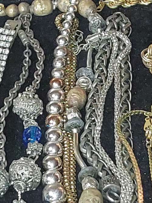A BULK COLLECTION VINTAGE GOLDPLATED AND SILVER PLATED JEWELRY SOLD AS IS