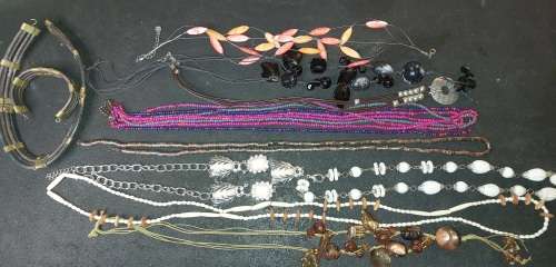 A COLLECTION OF VINTAGE MIXED NECKLACES SOLD AS IS