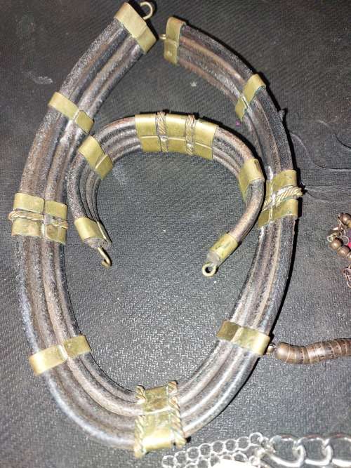 A COLLECTION OF VINTAGE MIXED NECKLACES SOLD AS IS