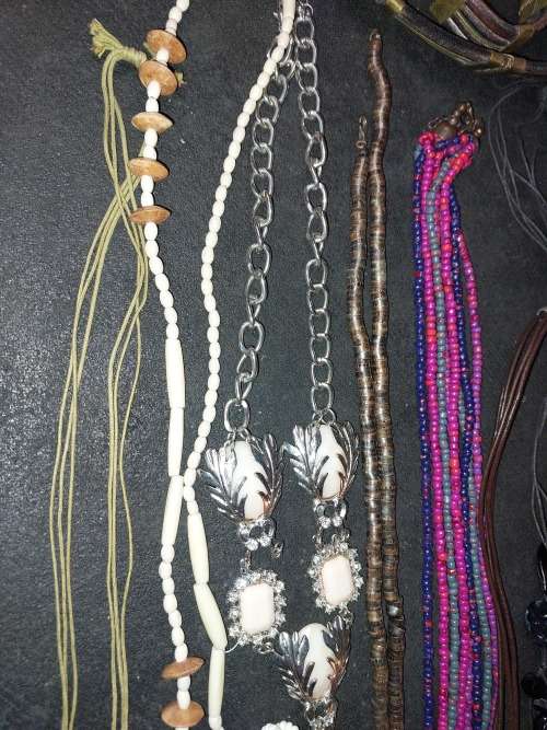 A COLLECTION OF VINTAGE MIXED NECKLACES SOLD AS IS