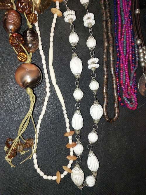 A COLLECTION OF VINTAGE MIXED NECKLACES SOLD AS IS