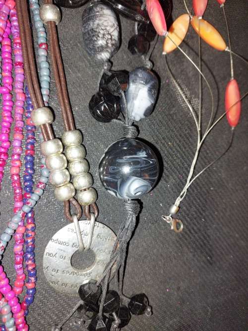 A COLLECTION OF VINTAGE MIXED NECKLACES SOLD AS IS