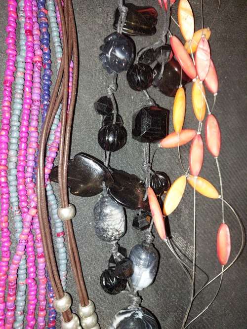 A COLLECTION OF VINTAGE MIXED NECKLACES SOLD AS IS