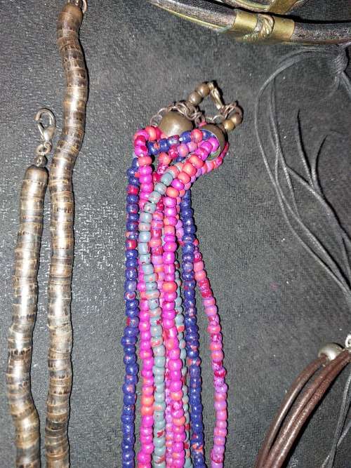 A COLLECTION OF VINTAGE MIXED NECKLACES SOLD AS IS