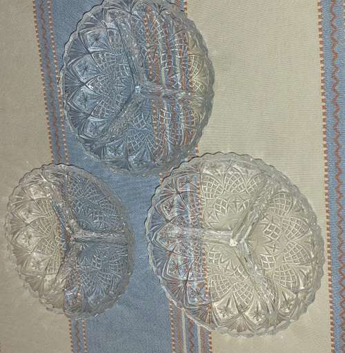 A SET OF 3 ROUND SERVING BOWLS IN GREAT CONDITION SOLD AS IS