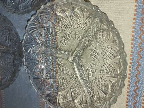 A SET OF 3 ROUND SERVING BOWLS IN GREAT CONDITION SOLD AS IS