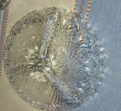 A SET OF 3 ROUND SERVING BOWLS IN GREAT CONDITION SOLD AS IS