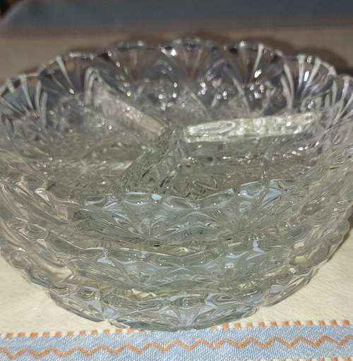 A SET OF 3 ROUND SERVING BOWLS IN GREAT CONDITION SOLD AS IS