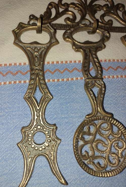 A SET OF 4 BRASS KITCHEN ORNAMENTAL CUTLERY MADE IN ISREAL SOLD AS IS