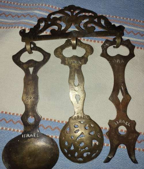 A SET OF 4 BRASS KITCHEN ORNAMENTAL CUTLERY MADE IN ISREAL SOLD AS IS